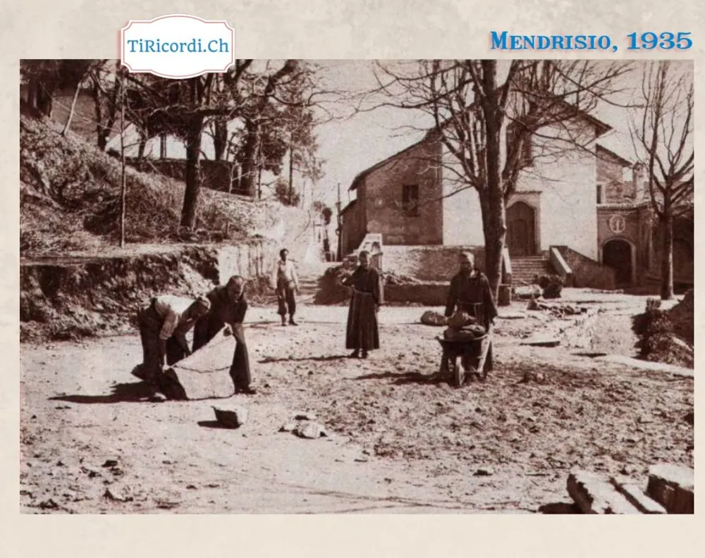 Mendrisio 1935: uomini al lavoro con teli, gerle e carriola sul piazzale sterrato davanti alla chiesa