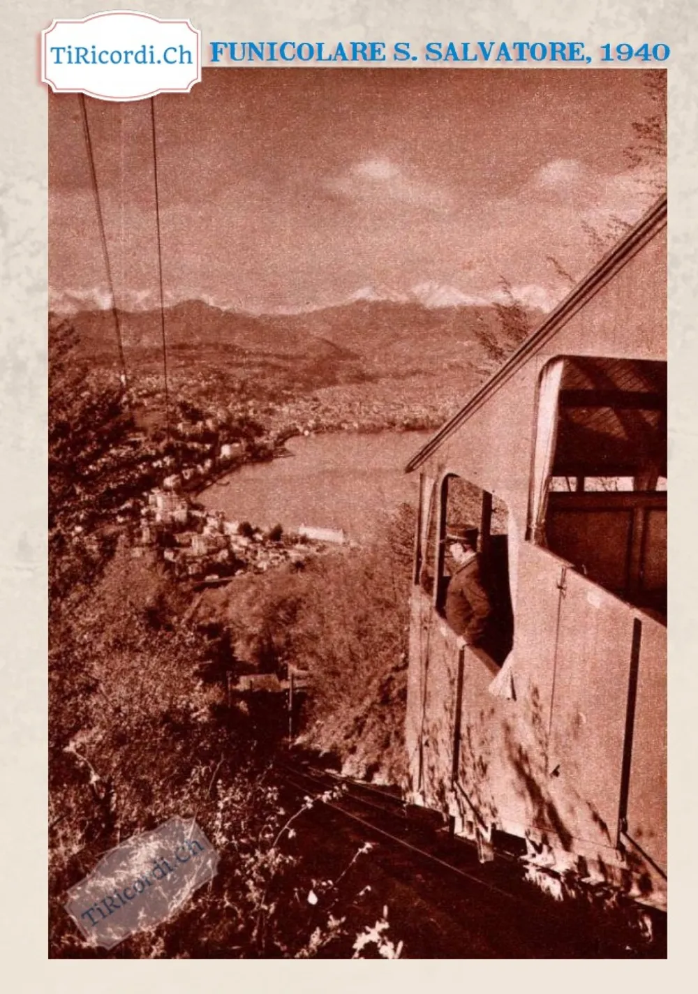 Lugano 1940: la carrozza della funicolare del San Salvatore in salita, con il conducente affacciato e il golfo sotto