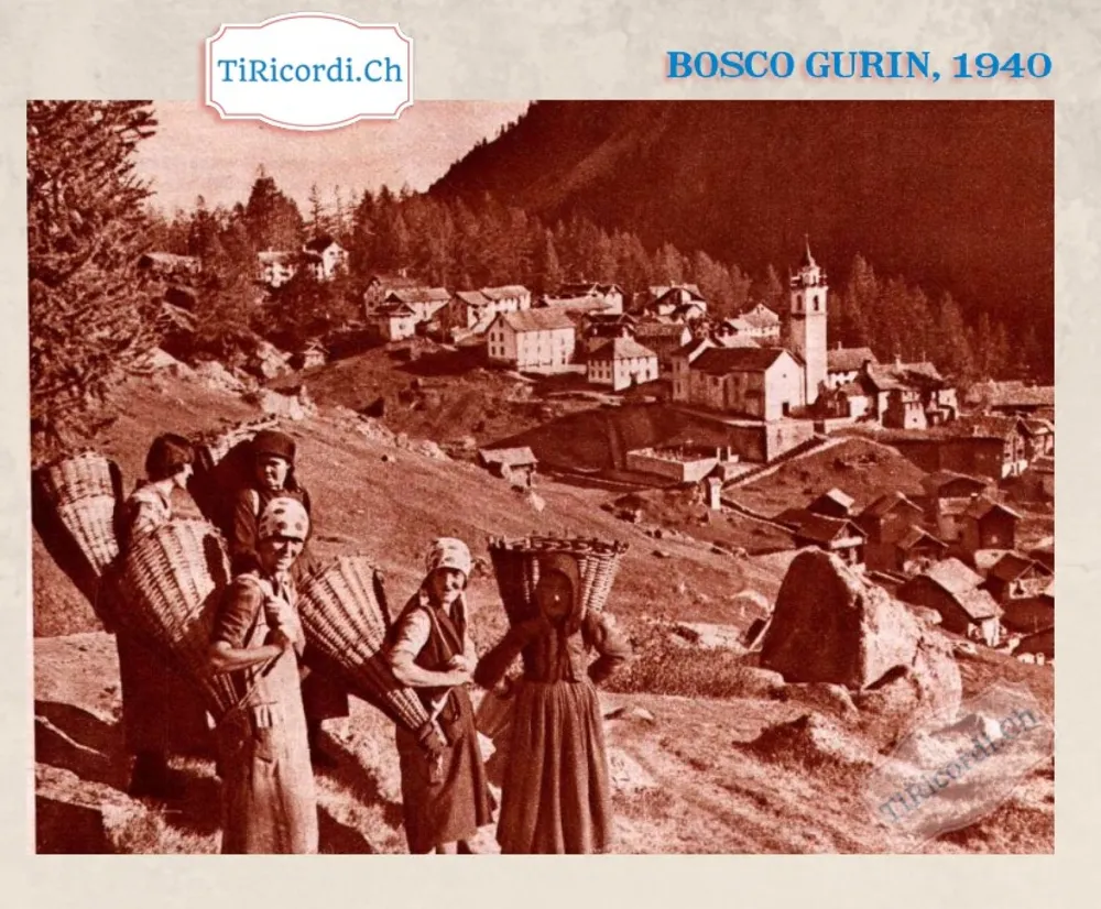 Bosco Gurin, 1940: donne e uomini con le gerle sulla schiena e il villaggio walser con il campanile sullo sfondo