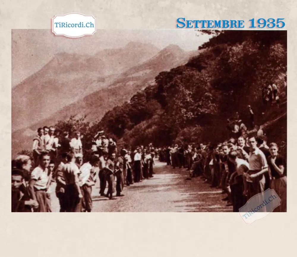 Settembre 1935: due ali di folla in maniche di camicia aspettano i ciclisti lungo la strada del Monte Ceneri